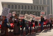 El odioso femicidio Un grupo de mujeres, con carteles, que visibilizan la violencia sexual contra la mujer, pasa enfrente del Palacio de Justicia