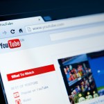 Los anuncios superpuestos son un tipo de publicidad invasiva y disruptiva que aparece en la parte inferior del video.