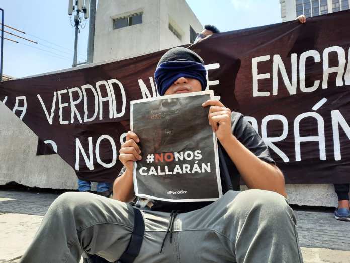 En la fotografía una persona con un mensaje "#No Nos Callarán". Foto: La Hora/José Orozco