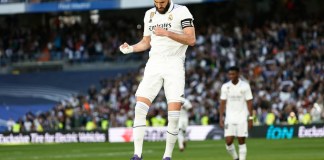 Karim Benzema celebra tras anotar el tercer gol del Real Madrid