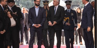 El presidente de Chile, Gabriel Boric, a la izquierda, recibe al presidente de Argentina, Alberto Fernández, en el palacio presidencial de La Moneda, en Santiago, Chile,