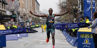 El keniano Evans Chebet cruza la meta para ganar la rama masculina del Maratón de Boston
