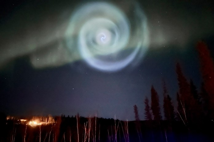 Espirales en el cielo de Alaska