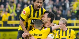 Mats Hummels del Borussia Dortmund celebra tras anotar el tercer gol de su equipo en el encuentro de la Bundesliga ante el Eintracht Frankfurt el sábado 22 de abril del 2023.
