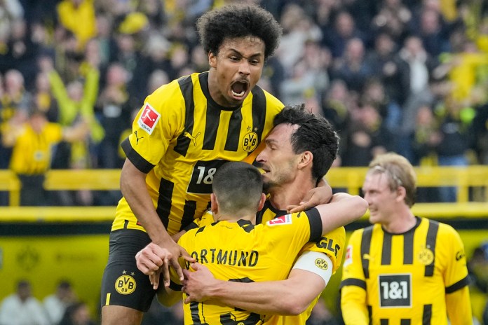 Mats Hummels del Borussia Dortmund celebra tras anotar el tercer gol de su equipo en el encuentro de la Bundesliga ante el Eintracht Frankfurt el sábado 22 de abril del 2023.