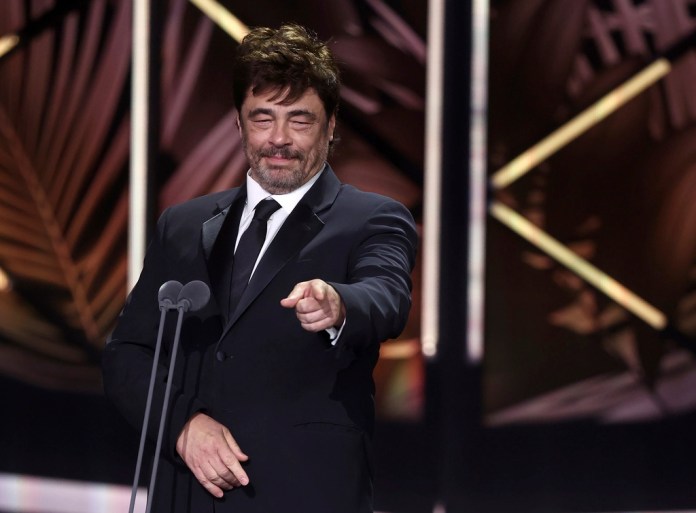 El actor Benicio del Toro reacciona al recibir el premio Platino de Honor durante los Premios Platino de cine iberoamericano en Madrid, España, el sábado 22 de abril de 2023.