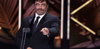 Los Platino reconocen filmes de temática social El actor Benicio del Toro reacciona al recibir el premio Platino de Honor durante los Premios Platino de cine iberoamericano en Madrid, España, el sábado 22 de abril de 2023.