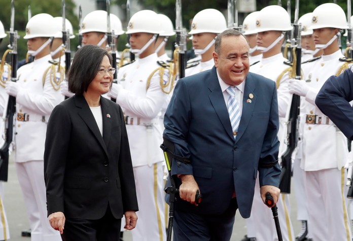 El presidente de Guatemala instó a otros gobiernos a respetar la soberanía de Taiwán durante una visita oficial el martes, en un momento en que el Partido Comunista de China redobla sus esfuerzos para aislar a la isla autogobernada que Beijing reclama como parte de su territorio.