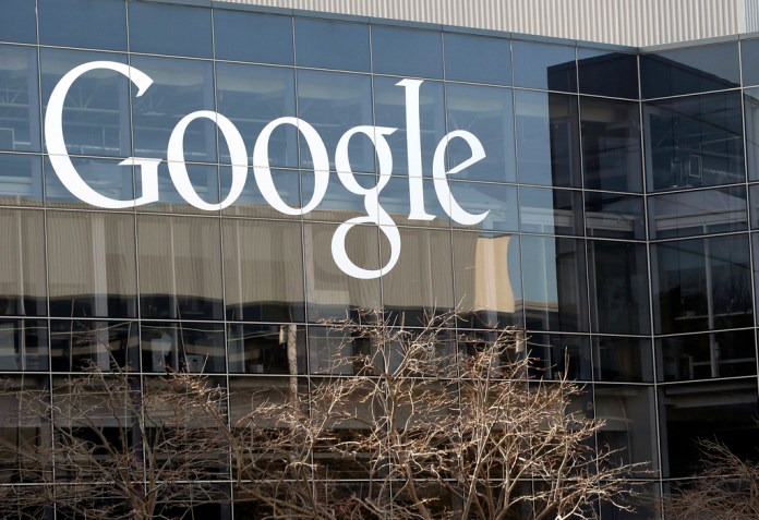 El logo de Google se exhibe en la sede de la compañía, en Mountain View, California