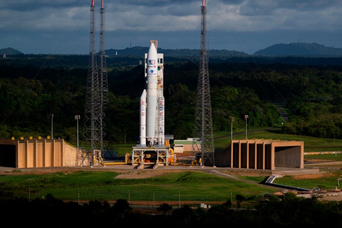 En esta fotografía proporcionada por la Agencia Espacial Europea muestra un cohete Ariane 5 en Kourou, Guyana Francesa