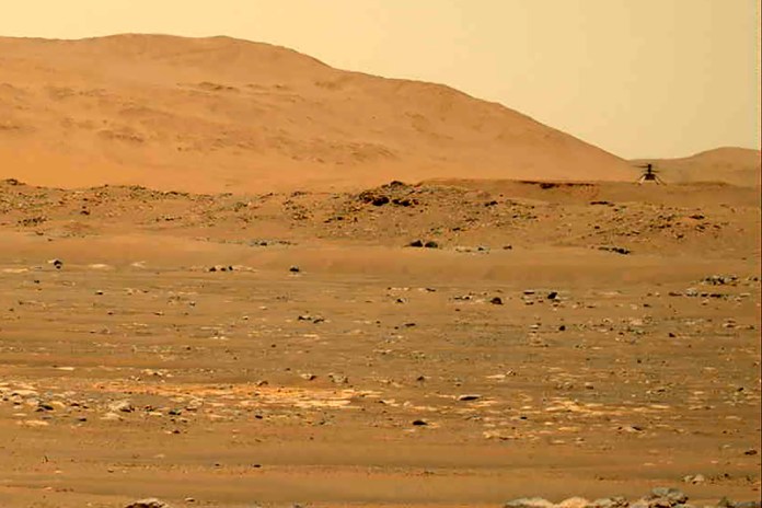 En esta fotografía del 30 de abril de 2021 tomada por el explorador Perseverance en Marte y proporcionada por la NASA, se muestra un helicóptero de la NASA volando en la superficie del planeta.