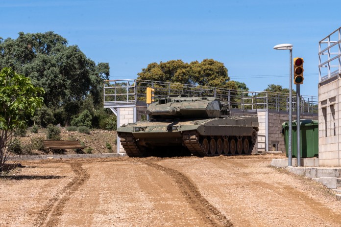 Maniobras del carro de combate Leopard, a 13 de abril de 2023, en Córdoba, (Andalucía, España). La ministra de Defensa, Margarita Robles, visita la Brigada 'Guzmán el Bueno' para conocer el resultado de las pruebas de validación realizadas a los seis carros de combate Leopard 2A4 previo a su entrega a Ucrania.