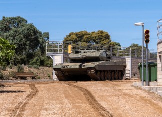 Maniobras del carro de combate Leopard, a 13 de abril de 2023, en Córdoba, (Andalucía, España). La ministra de Defensa, Margarita Robles, visita la Brigada 'Guzmán el Bueno' para conocer el resultado de las pruebas de validación realizadas a los seis carros de combate Leopard 2A4 previo a su entrega a Ucrania.