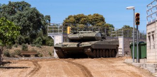 Maniobras del carro de combate Leopard, a 13 de abril de 2023, en Córdoba, (Andalucía, España). La ministra de Defensa, Margarita Robles, visita la Brigada 'Guzmán el Bueno' para conocer el resultado de las pruebas de validación realizadas a los seis carros de combate Leopard 2A4 previo a su entrega a Ucrania.