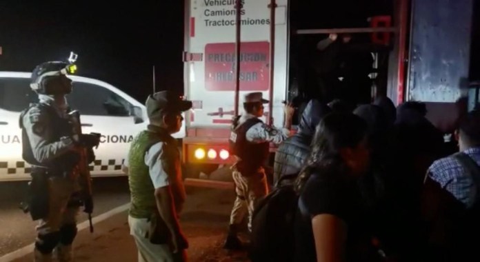 El INM y la Guardia Nacional de México encuentran más de 200 migrantes en un camión abandonado.