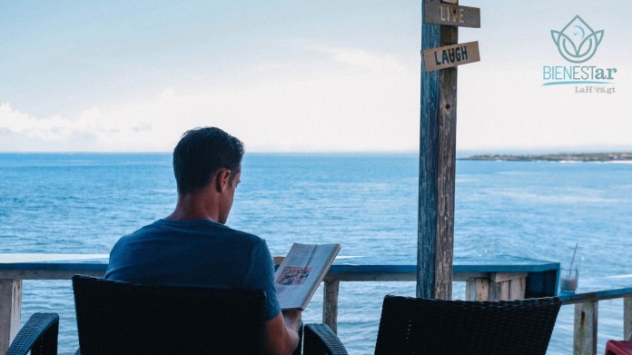 Leyendo en el mar