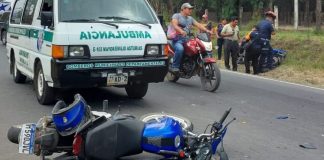Dos personas resultaron heridas luego de colisionar cuando viajan en sus motocicletas en el kilómetro 59 de la ruta que comunica a Chimaltenango con San Martín Jilotepeque.