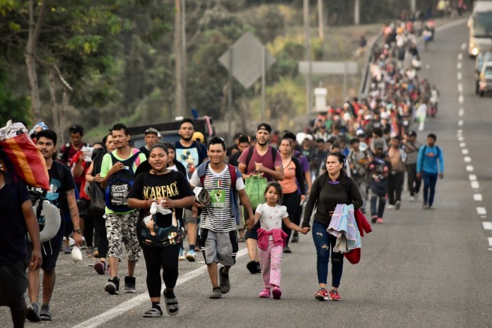 Migrantes marchan hacia Huehuetán, en el estado de Chiapas, México.