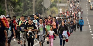 Migrantes marchan hacia Huehuetán, en el estado de Chiapas, México.