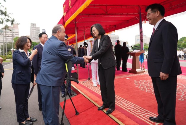 El mandatario, Alejandro Giammattei, fue recibido por la presidenta Tsai Ing-wen y el vicepresidente, Lai Qingde, con un gran saludo militar en la plaza frente al Palacio Presidencial, para celebrar su llegada al país asiático.