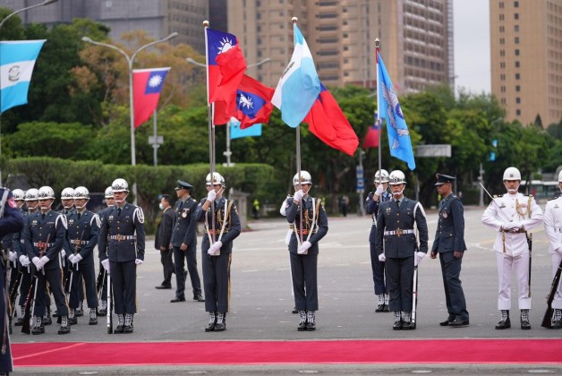 El saludo militar del Ejército de Taiwán dio paso al recibimiento del mandatario de Guatemala. El acto fue parte de la muestra de respeto mutuo, disciplina y unión espiritual entre las dos naciones. Foto La Hora/Presidencia