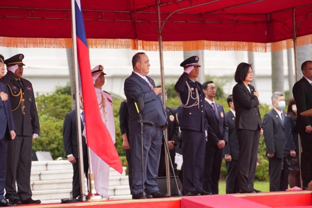 En el acto de bienvenida las fuerzas armadas de Taiwán, entonaron el himno de Guatemala. Foto La Hora/Presidencia