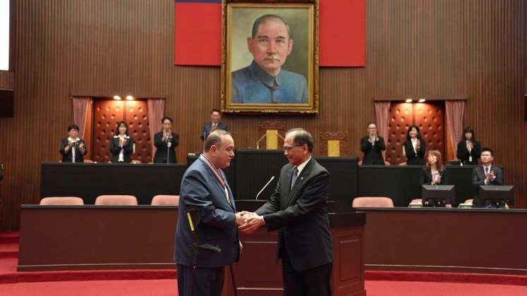 El mandatario guatemalteco fue condecorado frente al retrato de Sun Yat-sen en Yuan Legislativo, personaje que es considerado tanto en la República Popular China como en Taiwán, como el padre de la China moderna. Foto La Hora/Presidencia