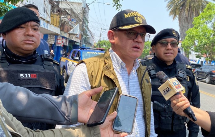 David Napoleón Barrientos, ministro de Gobernación, supervisó los procedimientos policiales desarrollados en Mixco, como parte de las acciones contra las extorsiones.
