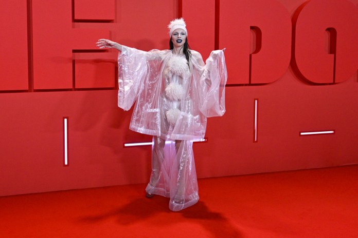 Julia Fox causó sensación durante la presentación de la serie "The Idol". Foto La Hora. AFP.