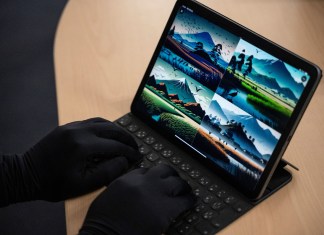 Muestra a un artista de manga con inteligencia artificial