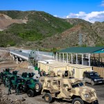Una vista de un puesto de control azerbaiyano establecido recientemente en la entrada del corredor de Lachin, el único vínculo terrestre de la región separatista de Nagorno-Karabaj, poblado por armenios, con Armenia, por un puente que cruza el río Hakari el 2 de mayo de 2023. - Armenia y Azerbaiyán han libró dos guerras por el enclave montañoso de Karabaj que dejaron decenas de miles de muertos. Moscú negoció un alto el fuego después del último combate en 2020 y colocó fuerzas de paz a lo largo del corredor de Lachin.