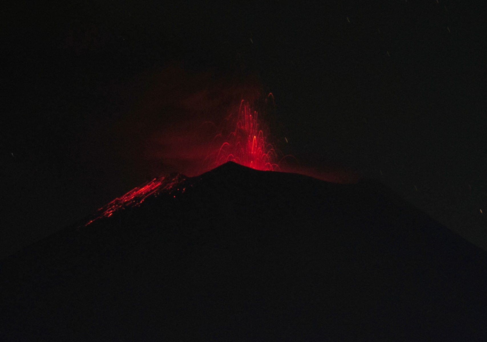 Incandescent materials, ash and smoke are spewed from the Popocatepetl volcano as seen from the Santiago Xalitzintla community, state of Puebla, Mexico, on May 25, 2023. - The Popocatepetl volcano, located around 70 kilometres (about 45 miles) from Mexico City, spewed more gas and ash into the sky on May 23 as authorities maintained their warning level at one step below red alert. The government is monitoring Popocatepetl "day and night," President Andres Manuel Lopez Obrador said after the volcano put on another fiery show overnight. 