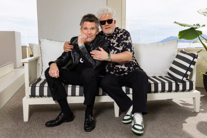 Ethan Hawke, izquierda, y el director Pedro Almodóvar posan para promover el corto 'Extraña forma de vida' en la 76a edición del festival internacional de cine de Cannes. Foto La Hora: AP. 