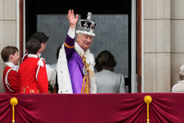 El rey Carlos III de Gran Bretaña saluda a la multitud desde el balcón del Palacio de Buckingham