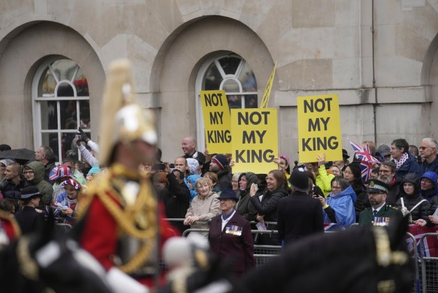 La procesión que acompaña al rey Carlos III