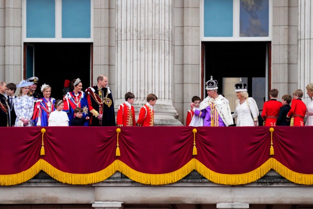 El rey Carlos III y la reina Camila en el balcón del Palacio de Buckingham