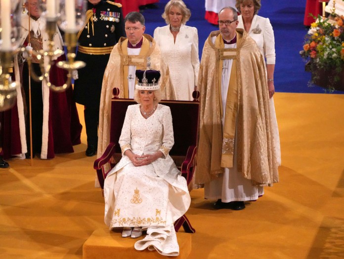 La reina Camila durante su ceremonia de coronación