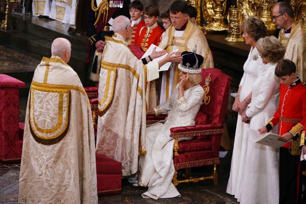 La reina Camila es coronada por el arzobispo