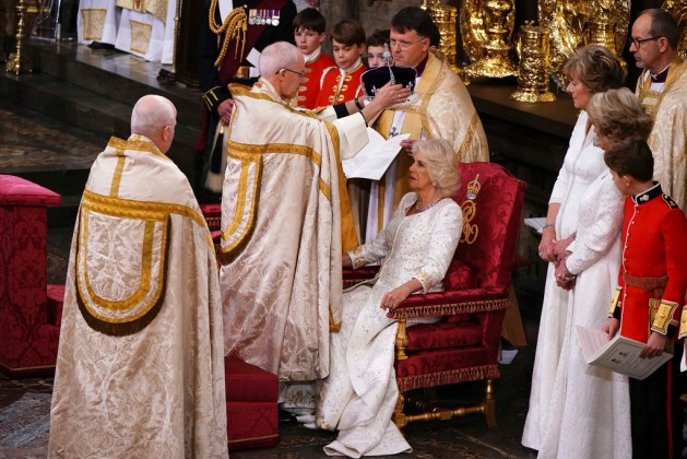 La reina Camila es coronada con la corona de la reina María