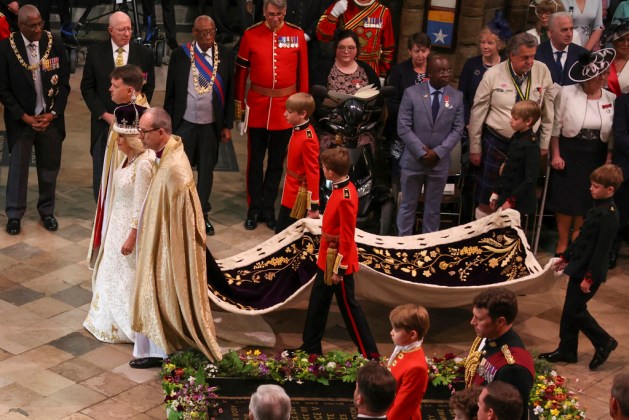 La reina Camila se retira después de su ceremonia