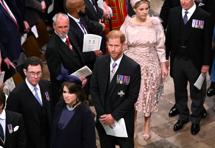 El príncipe Enrique sale de la Abadía de Westminster