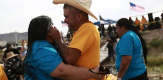 Personas que viven en Estados Unidos abrazan a parientes y amigos que radican en México