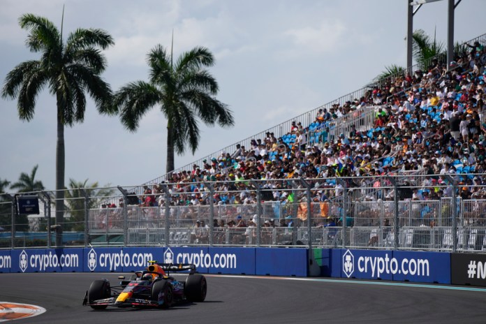 El mexicano Sergio Pérez, de Red Bull, compite en la sesión clasificatoria
