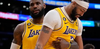 LeBron James, de los Lakers de Los Ángeles, abraza a su compañero Anthony Davis en el sexto partido de la semifinal de la Conferencia Oeste ante los Warriors de Golden State