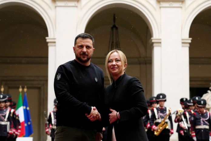 Giorgia Meloni (derecha), y el presidente de Ucrania, Volodymyr Zelenskyy, se estrechan la mano antes de su reunión en el Palacio Chigi