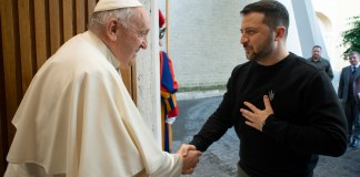 papa Francisco estrecha la mano del presidente ucraniano Volodymyr Zelenskyy