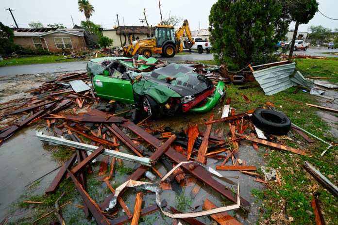 Escombros después de que un tornado azotara el sábado 13 de mayo de 2023, en la comunidad no incorporada de Laguna Heights, Texas. 