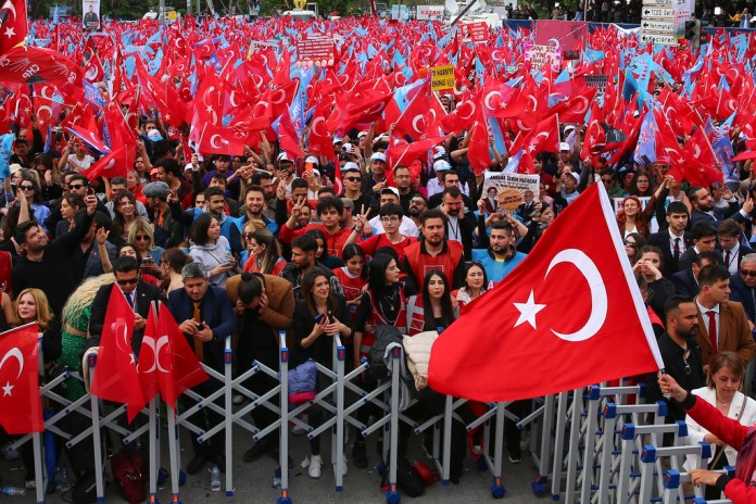 Simpatizantes del candidato presidencial opositor Kemal Kilicdaroglu agitan banderas turcas durante un acto de campaña en Ankara, Turquía, el viernes 12 de mayo e 2023, con vistas a los comicios presidenciales y legislativos del domingo.