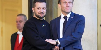 El presidente francés Emmanuel Macron, a la derecha, recibe a su homólogo ucraniano Volodymyr Zelenskyy