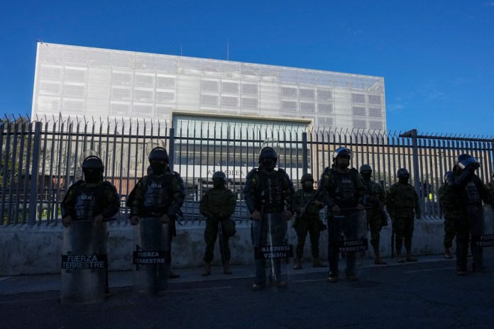 Soldados custodian la Asamblea Nacional en Quito, Ecuador.